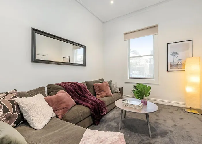 Walk To The Mcg - Renovated House With Back Yard