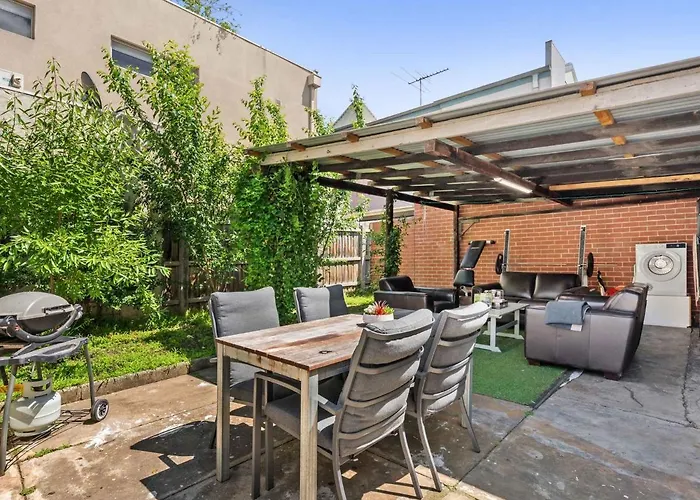 Walk To The Mcg - Renovated House With Back Yard